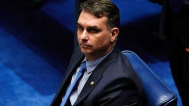 Deputados de Lula pedem apreensão do passaporte de Flávio