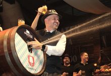 Chope jorra e multidão celebra: sangria do barril abre oficialmente a 41ª Oktoberfest Blumenau