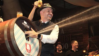Chope jorra e multidão celebra: sangria do barril abre oficialmente a 41ª Oktoberfest Blumenau
