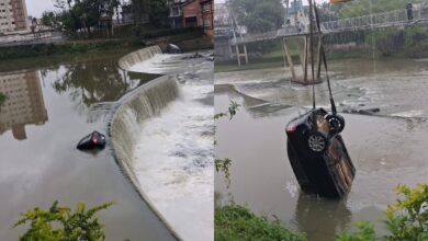 Carro despenca barranco abaixo e acaba dentro do Rio Benedito em Timbó