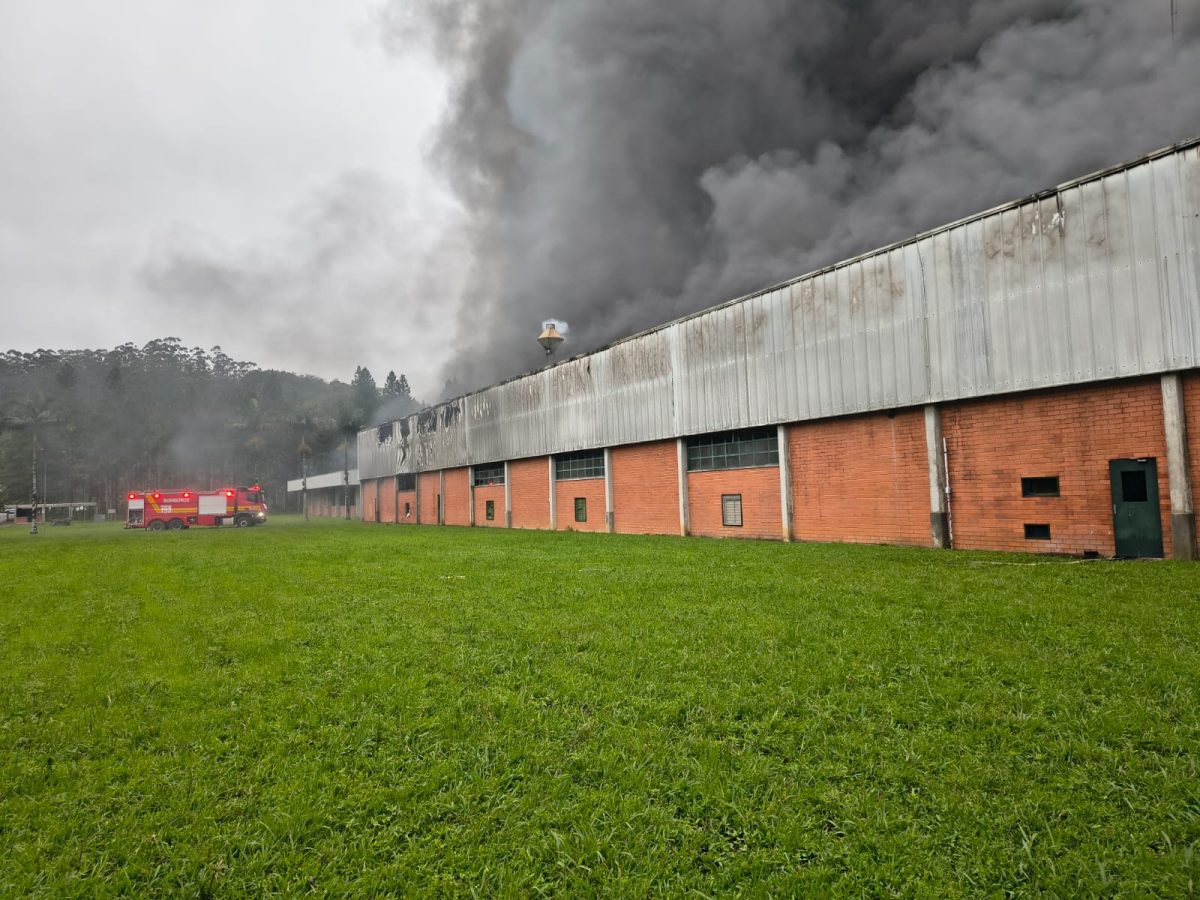 Incêndio de grandes proporções atinge galpão da Cremer em Blumenau e mobiliza nove viaturas