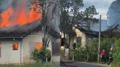 Casa fica destruída após ser atingida por incêndio em Blumenau