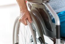 Idosa cadeirante é encontrada com hematomas em Indaial e marido é levado à delegacia