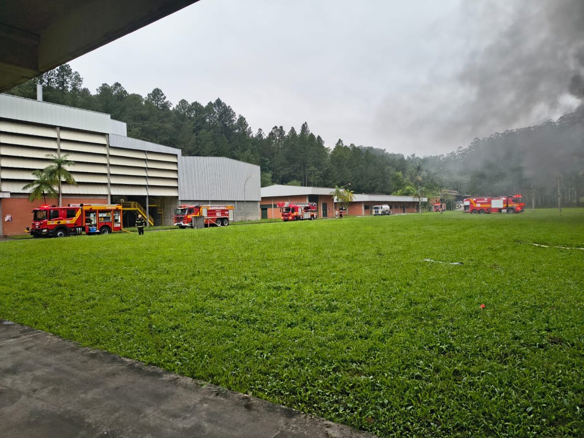 Incêndio de grandes proporções atinge galpão da Cremer em Blumenau e mobiliza nove viaturas