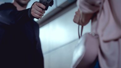 Mulher é ameaçada com arma de fogo e tem bolsa roubada no Centro de Timbó