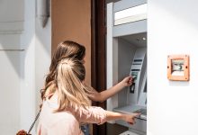 Duas mulheres são detidas em Timbó após suspeita de fraude com documento falso para sacar benefício