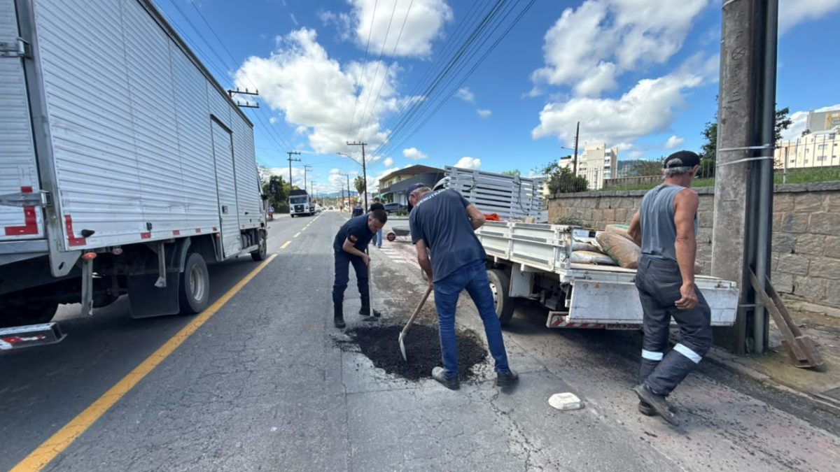 Timbó inicia recapeamento de ruas e recupera trechos com buracos após trégua nas chuvas