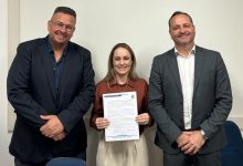 Flávio Buzzi transmite cargo e Thelma Lenzi assume Prefeitura de Timbó