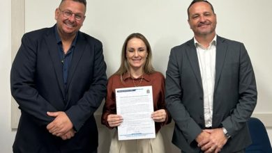 Flávio Buzzi transmite cargo e Thelma Lenzi assume Prefeitura de Timbó