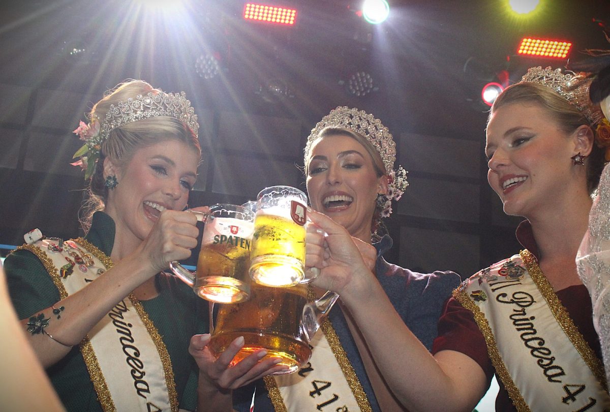 Chope jorra e multidão celebra: sangria do barril abre oficialmente a 41ª Oktoberfest Blumenau