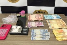 Cocaína escondida em garrafas de bebida: operação da Polícia Civil prende mulher em comércio de Timbó