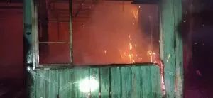Incêndio destrói casa de madeira em Blumenau
