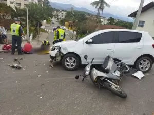 Motociclista tem suspeita de fratura após colidir contra carro em Timbó