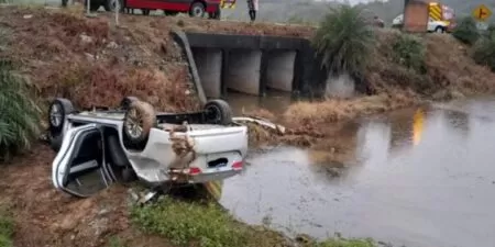 Duas pessoas ficam feridas após carro cair dentro de arrozeira em Massaranduba