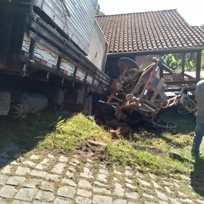 Caminhão desce de ré e invade residência em Timbó 