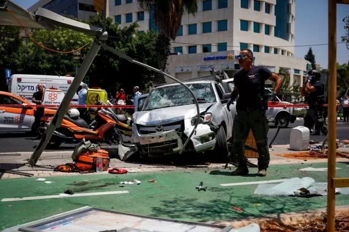 Terrorista atropela pedestres, esfaqueia pessoas e deixa sete feridos em Tel Aviv, Israel